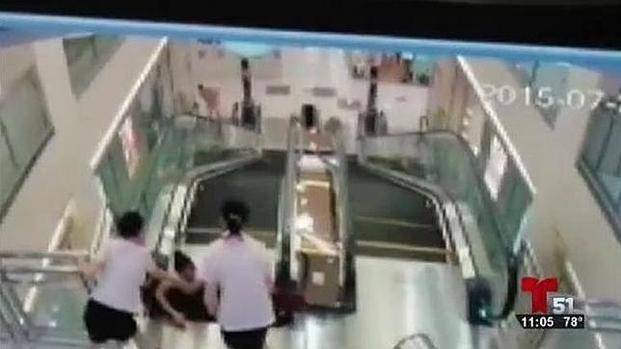 Un video muestra el trágico momento en que una mujer murió atrapada en una escalera mecánica