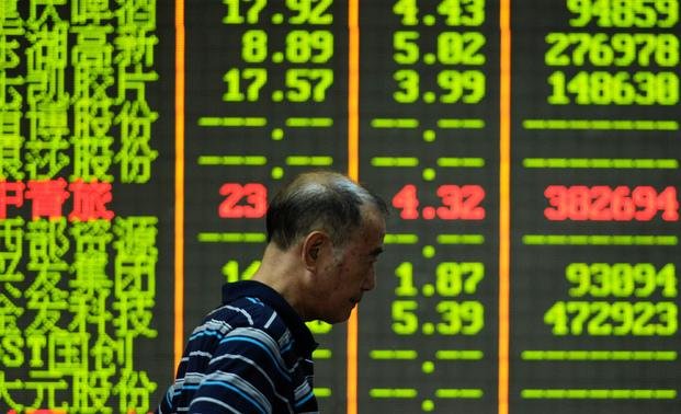 Fuerte caída de la Bolsa china, que golpeó a otros mercados