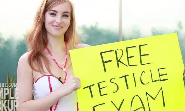 Furor en la web por el examen testicular gratis que ofrece una sensual enfermera
