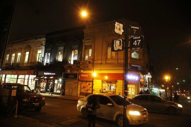 Le robaron 150 mil pesos y 3.000 dólares en el Centro