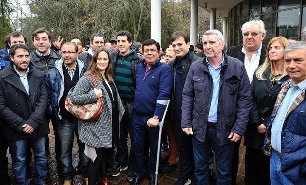 Foto conjunta entre el PJ y el massismo
