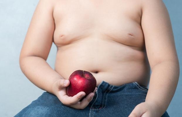 Sobrepeso infantil: hablar el tema con los hijos empeora la situación