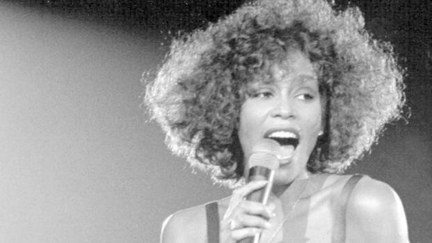 Ex de Whitney Houston la acusa de introducirlo en la cocaína