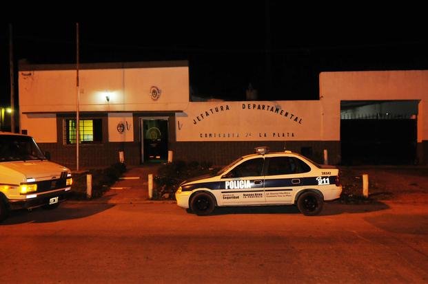 La asaltaron, logró escapar y dejó encerrado al delincuente