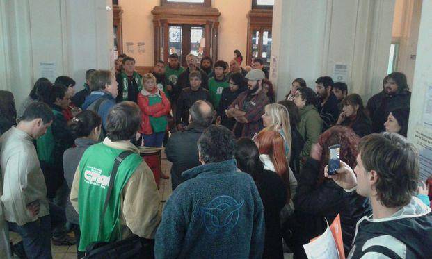 Video: Estatales se movilizaron en la Dirección de Escuela