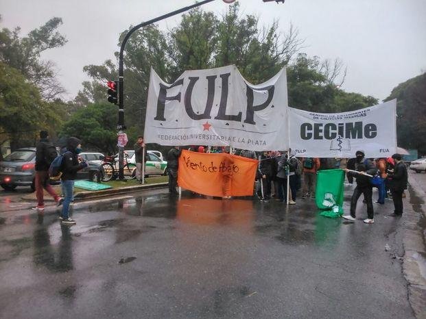 Video: Crece la polémica por los bochazos masivos en la facultad de Medicina