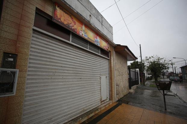 Entró en un almacén de Berisso y disparó al techo