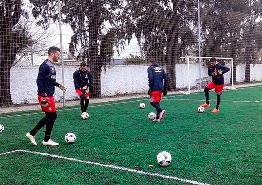 Debido al mal tiempo, el Pincha entrenó en un predio privado