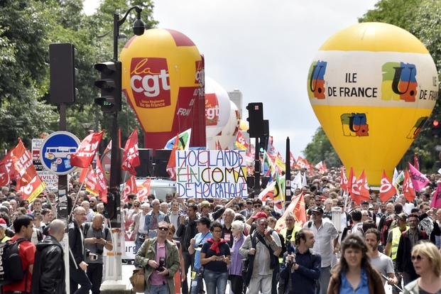 Francia: en medio de protestas, la reforma laboral avanza por decreto