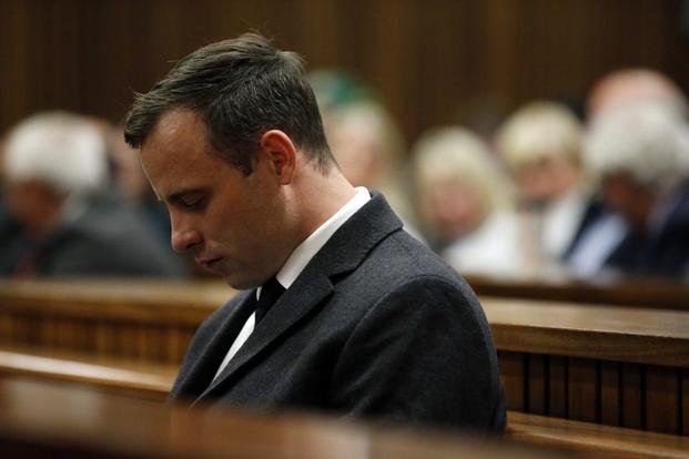 Condenan al atleta sudafricano Oscar Pistorius a seis años de cárcel por asesinar a su novia
