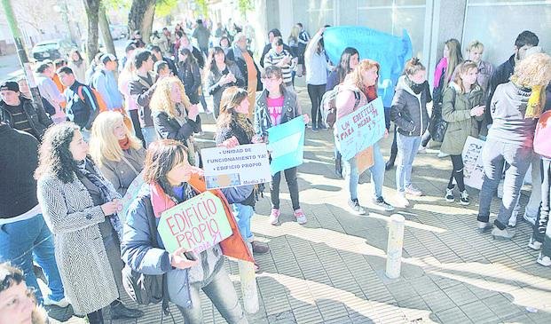 Otra escuela sale a la calle para reclamar por un edificio digno