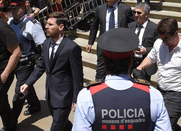 Messi y su padre zafaron de la cárcel por un pelito