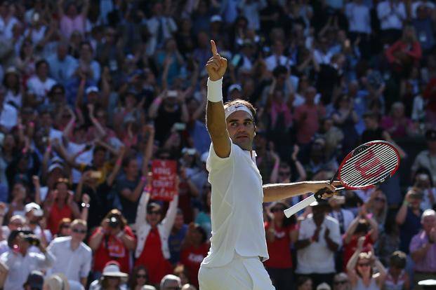 Federer, en épica remontada, hace historia en Wimbledon