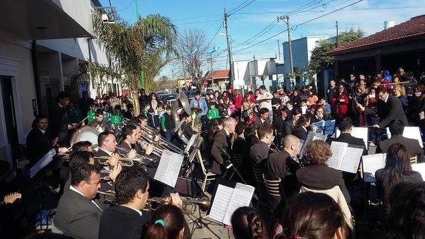 Un festivo espíritu patrio recorre los barrios con locro, bandas y pericón
