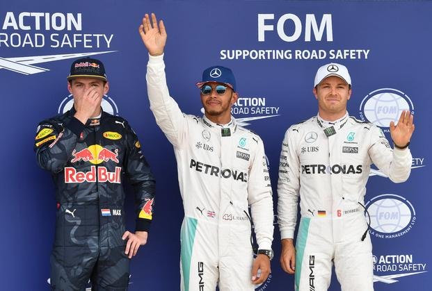 En su casa, Hamilton aceleró más que todos