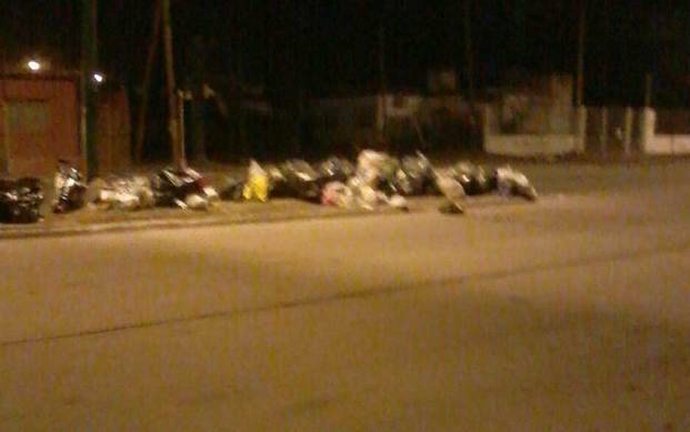 Indignación en 44 y 153 por la acumulación de bolsas de basura