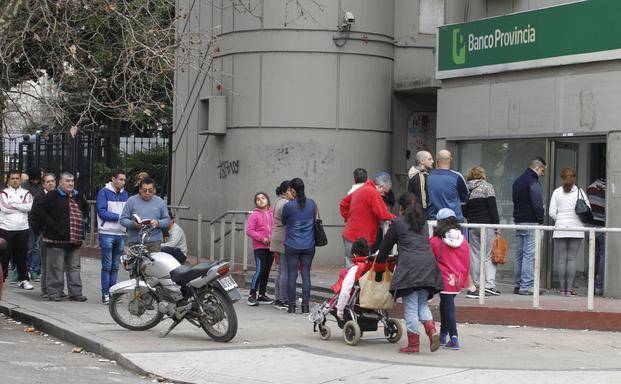 Las colas en los cajeros automáticos ya no distinguen días: también en domingo