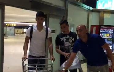 Correa arribó a Sevilla, donde será presentado como nuevo jugador del equipo de Sampaoli