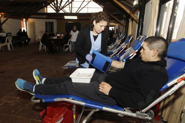 Donación de sangre en una escuela policial