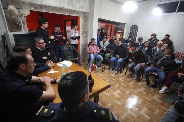 Vecinos de un barrio de Los Hornos reclamaron por la falta de patrullajes