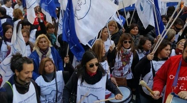 Docentes marcharon en Capital para pedir que se reabran las paritarias