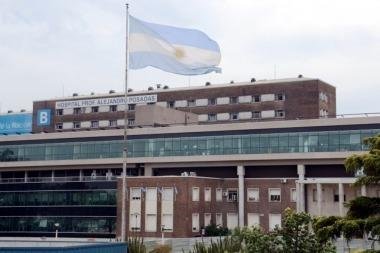 Tiran a una beba en el techo de un hospital y detienen a la madre