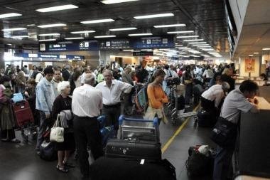 La cancelación de vuelos a Ushuaia por la niebla seguía generando quejas en Ezeiza