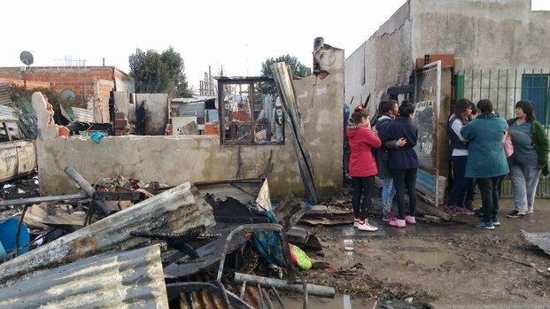 Tensión por un voraz incendio en Las Quintas