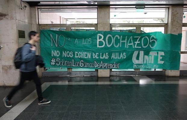 En medio de los conflictos, aún hay médicos con “título rengo”, sin aval de la Facultad