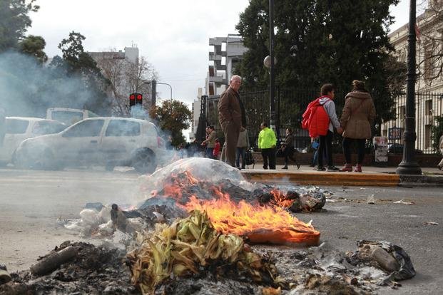 Video: Vendedores ambulantes cortaron el tránsito en 7 y 47