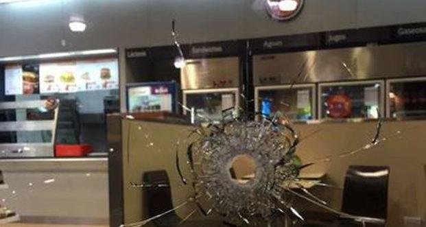 Fue baleada en el brazo mientras tomaba un café