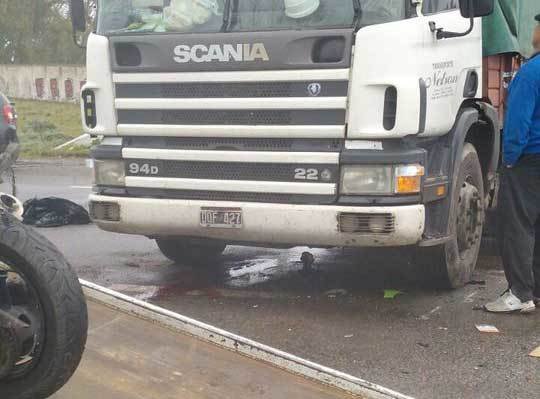 Murió un policía en un choque