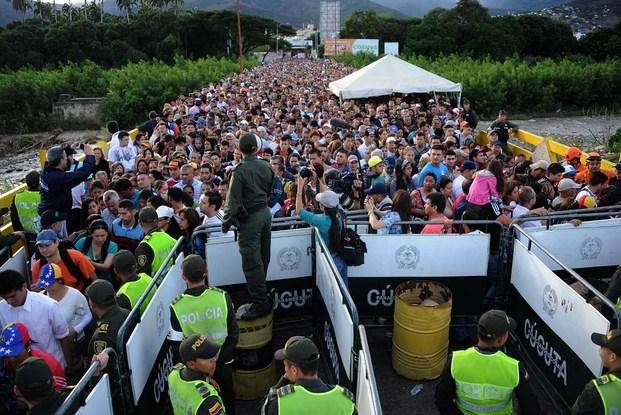 Miles de venezolanos vuelven a Colombia a buscar alimentos