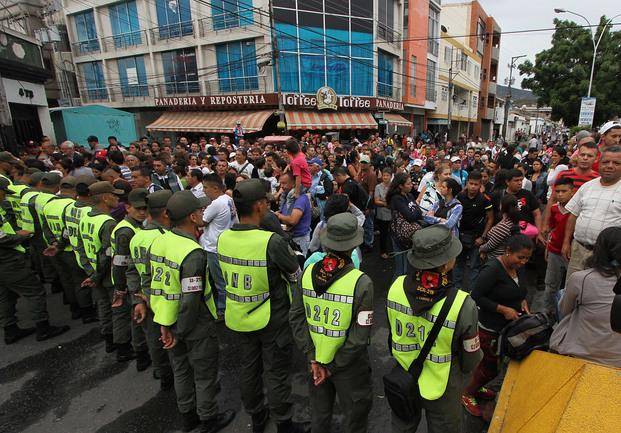 Miles de venezolanos volvieron a Colombia para abastecerse