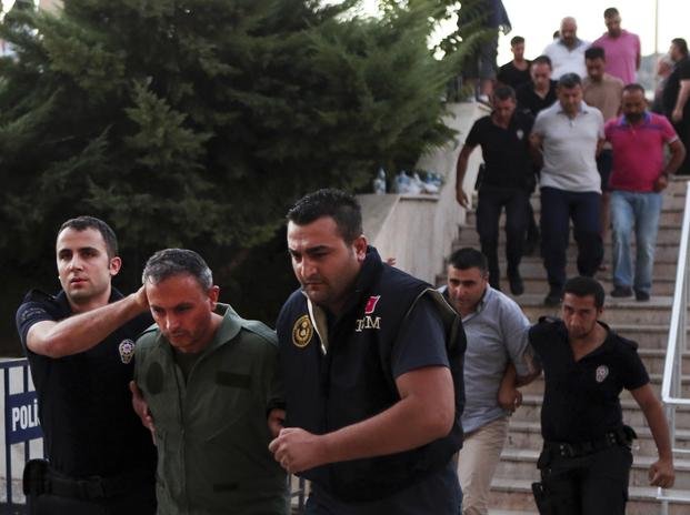 Turquía: son 103 las autoridades militares detenidas 
tras intento de golpe