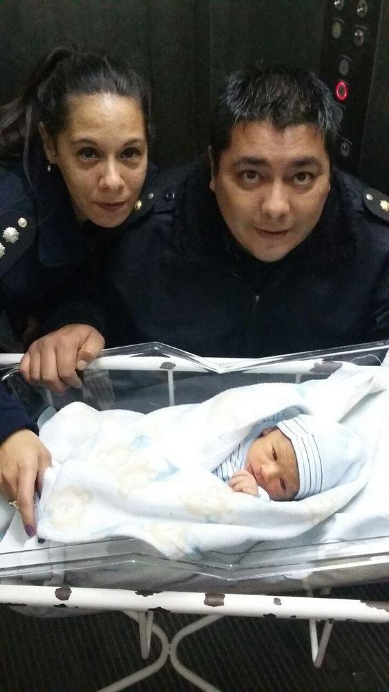 Policías asistieron a un bebé recién nacido que fue abandonado en una plaza