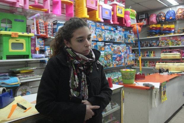 Rompen un blíndex para robar mercadería en una juguetería del microcentro platense