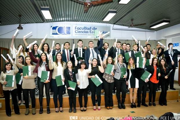 Flamantes profesionales, con título en mano