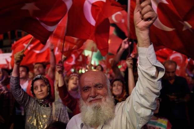 Se extiende la purga en Turquía tras el fallido intento de golpe