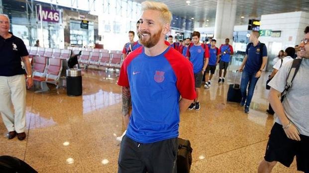 Messi volvió a entrenar con el nuevo "look" y de buen ánimo: firmó una camiseta de Argentina