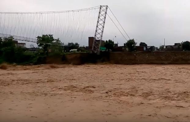 Nepal: río se “traga” un puente colgante durante una inundación