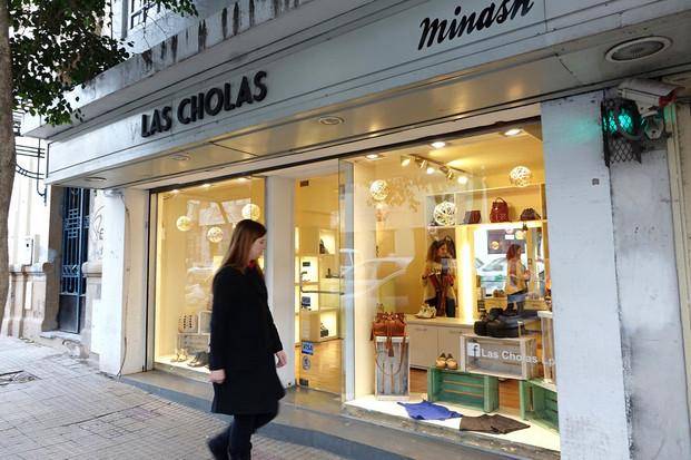 “Perdonó” a una empleada porque estaba hablando con su abuela