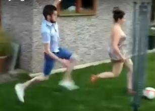 VIDEO: Terrible patadón de un hombre a su novia mientras jugaban al fútbol