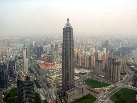 Inauguran pasarela de cristal en un rascacielos de Shangai