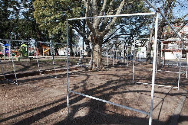 En la plaza de 1 y 38 nadie retira las estructuras de la feria y hay quejas