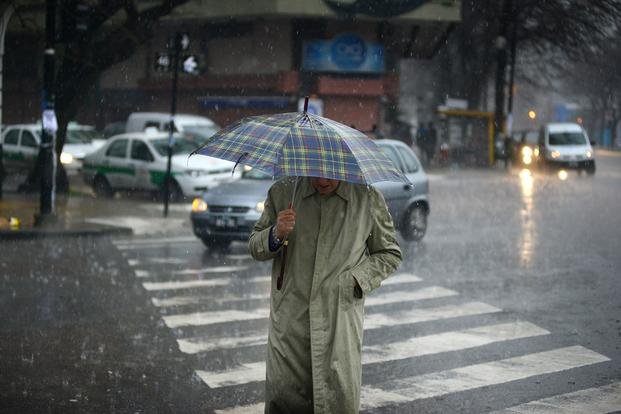 Domingo con cielo nublado y precipitaciones