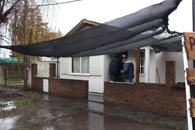 Preguntó si estaba el dueño de la casa y asaltó a su hermano