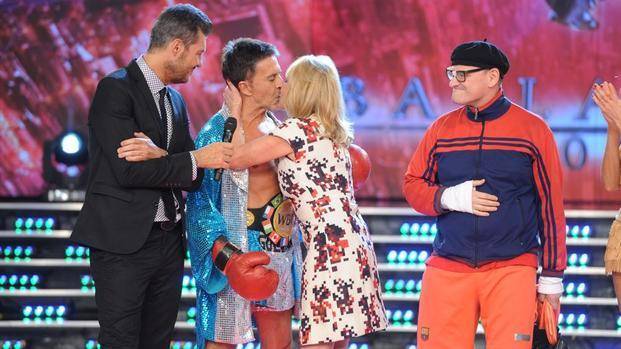 Guevara, "el vasquito" y "la Biarru" recrearon "Campeones" en el "Bailando"