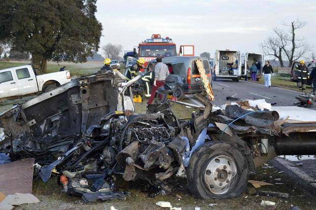 Terrible choque múltiple con saldo de dos 
muertos en San Antonio de Areco