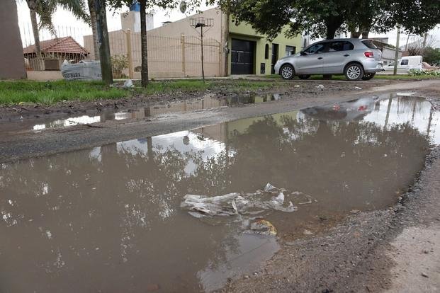 Una cañería rota dejó una laguna y sin agua a los vecinos